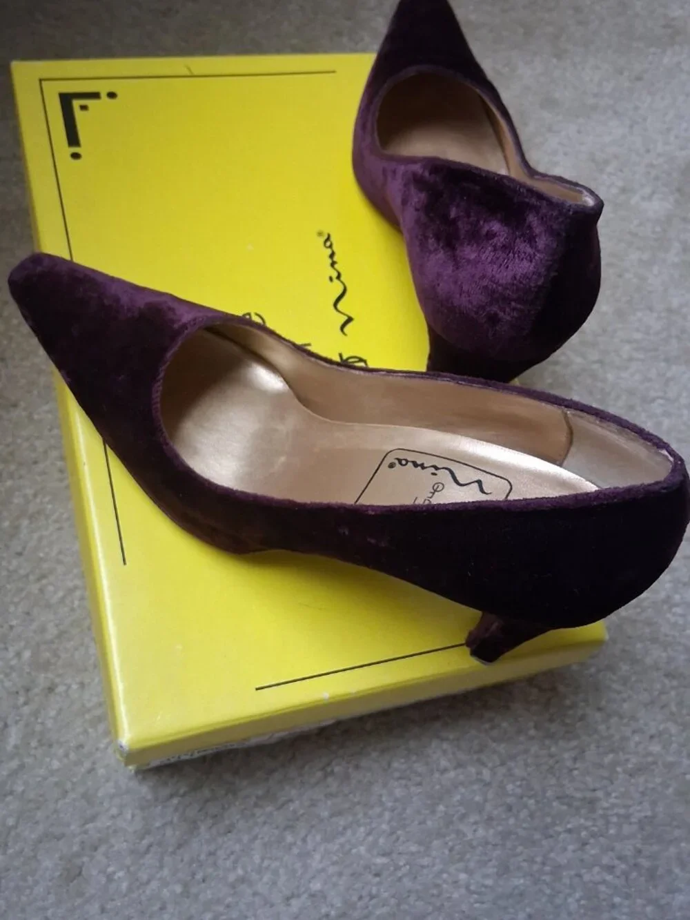 Vintage Y2K The Touch of Nina Wine Velvet Pumps Heels 6.5M
